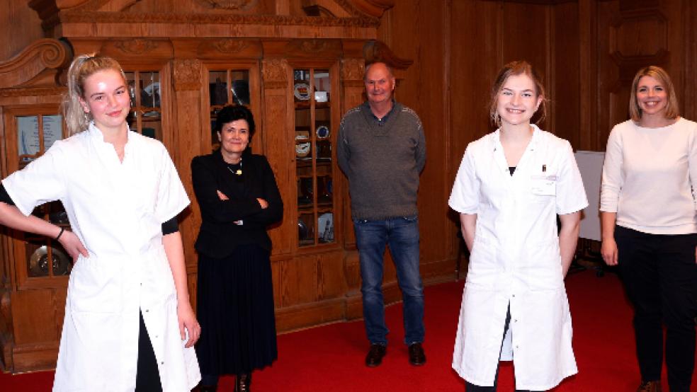 Im historischen Ratssaal wurden die Medizinstudentinnen (vorne, von links) Petra Feenstra und Meike Grefte empfangen. Veronika von Manowski, Harald Orfgen und Bürgermeisterin Vanessa Gattung (hinten, von links) begrüßten die Frauen im Rahmen ihres Praktikums im Marienhospital Papenburg-Aschendorf. © Foto: Stadtverwaltung