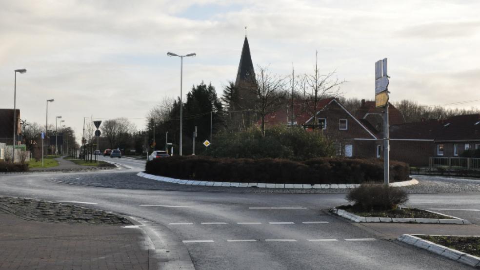 Am Kreisel in Möhlenwarf wurde eine Radfahrerin nach dem Zusammenprall mit einem Auto verletzt.  © Foto: Archiv