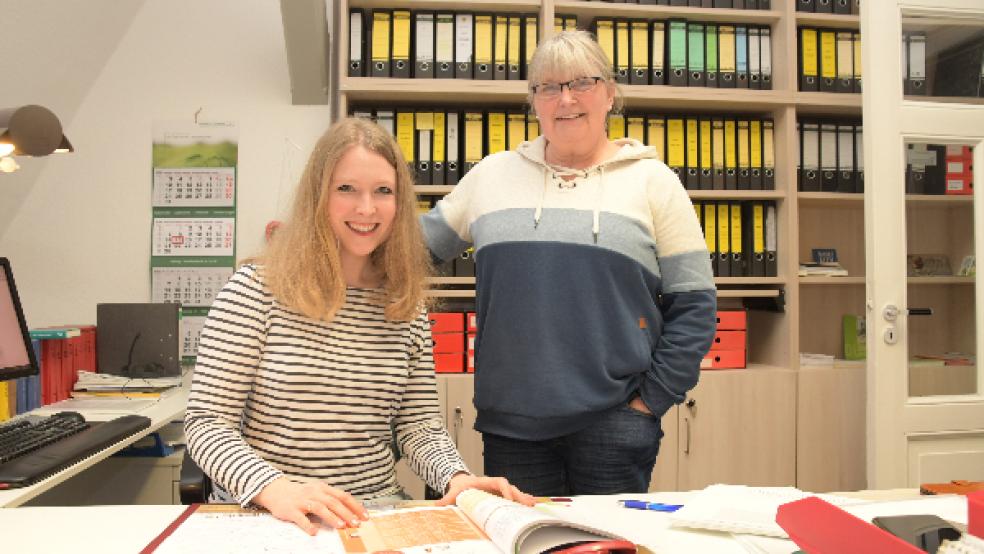 Grietje Kammler leitet das Plattdüütskbüro der Ostfriesischen Landschaft. Anita Willers (rechts) ist seit der Gründung vor 30 Jahren im Plattdüütskbüro tätig. © Foto: Graber