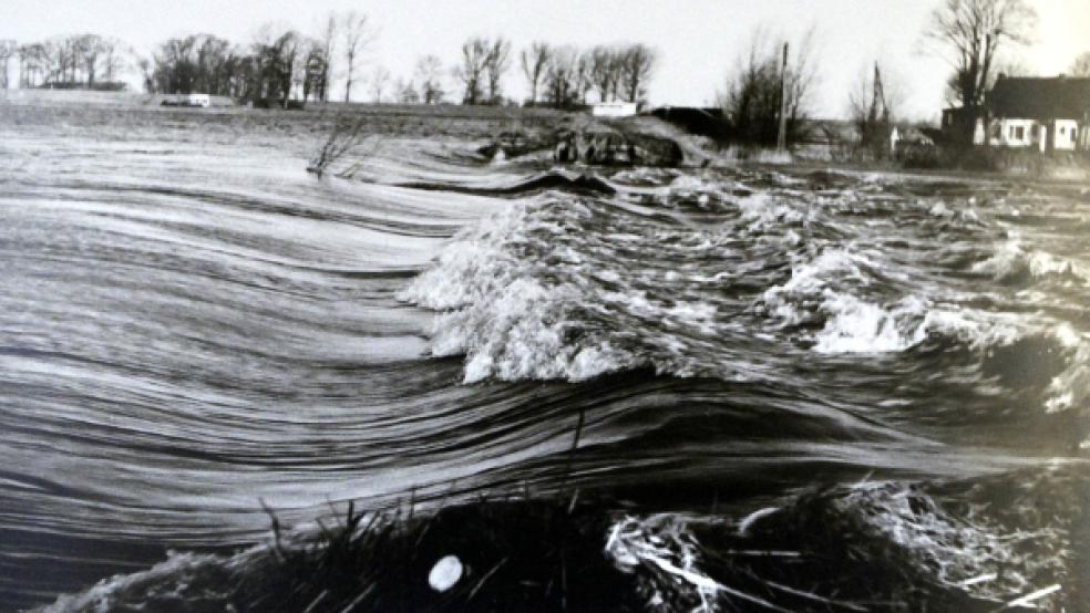 Die Wogen der Ems wälzen sich durch Völlen. Hier brach der Emsdeich in der Nacht zum 17. Februar 1962 - ein Ereignis, dass das Rheiderland vor Schlimmeren bewahrt hat. © Foto: Foto: NLWKN-Archiv