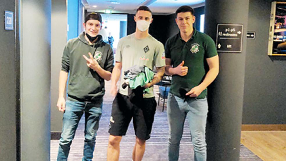 Steffen Tergast (links) und Malte Kuper (rechts) fragten Werder-Innenverteidiger Marco Friedl nach einem Foto.  © Fotos: privat