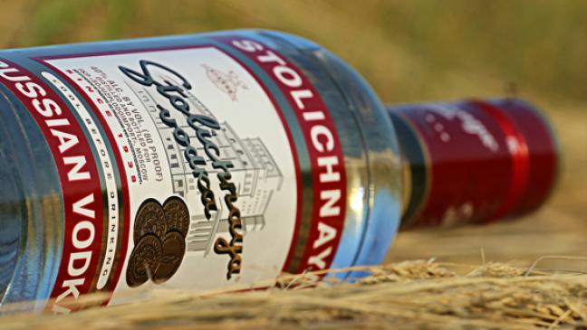 Diebin mit sieben Flaschen Wodka