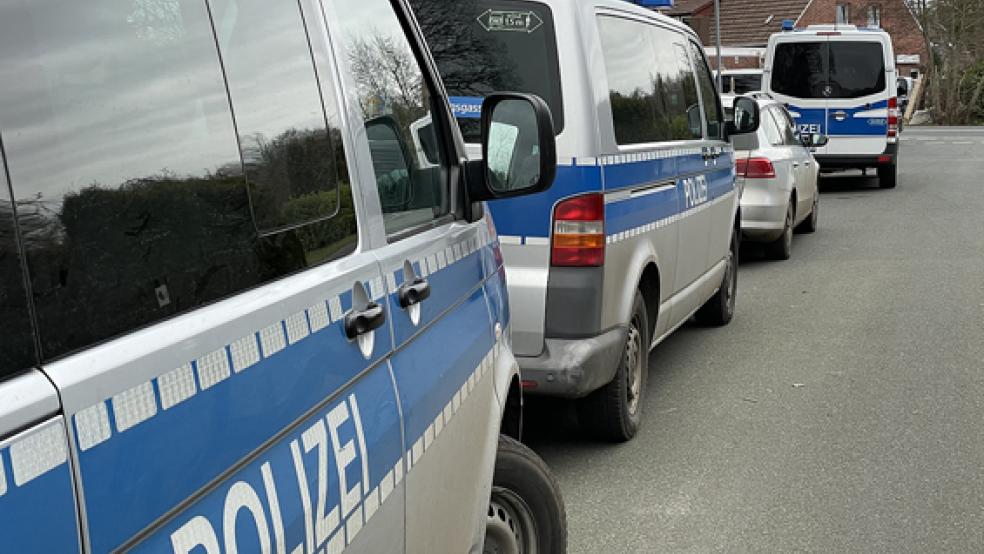 Einsatzfahrzeuge parken in der Nähe eines Hauses an der Ihrener Straße in Ihren, das gerade durchsucht wird.<br />  © Foto: Hellmers