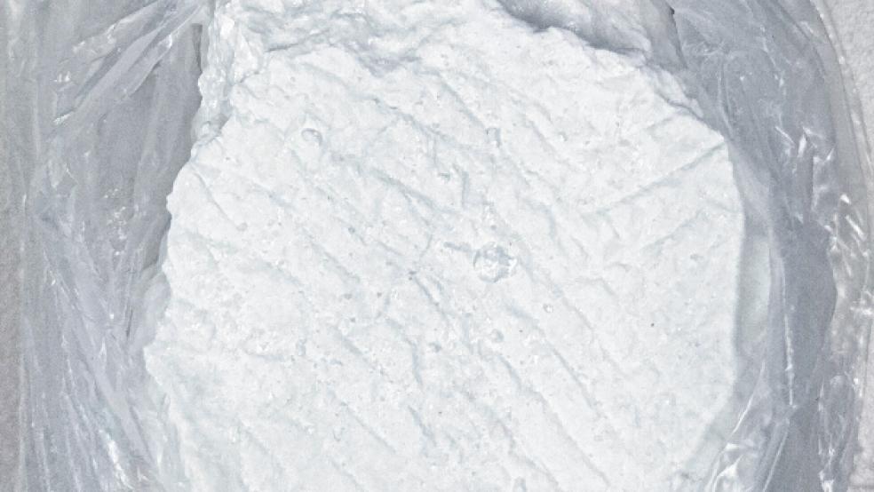 Eine Plastiktüte mit rund 80 Gramm Kokain hatte ein 24-jähriger Mann in seiner Unterhose versteckt.  © Foto: Zoll