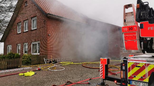 Feuerwehr schützt Wohngebäude