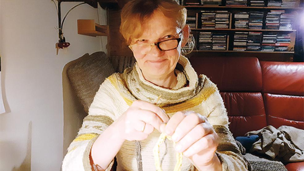 Anke Coesfeld macht ihre Pullover mit dem Nadelbinden selber. Den Gestaltungsmöglichkeiten sind dabei nur wenige Grenzen gesetzt.  © Fotos: Berents
