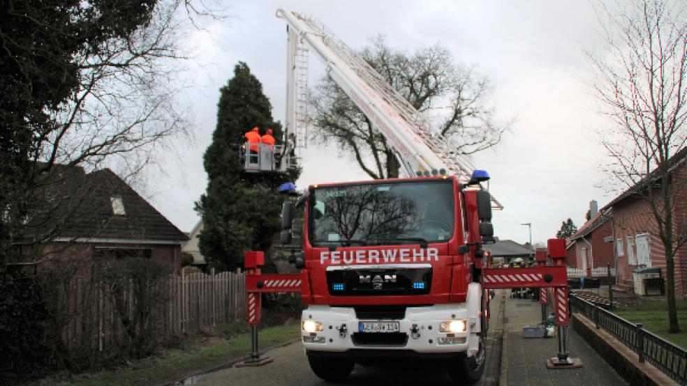 Die Hubrettungsbühne aus Weener wurde zu einem Einsatz nach Bunde gerufen. © Foto: J. Rand/Feuerwehr