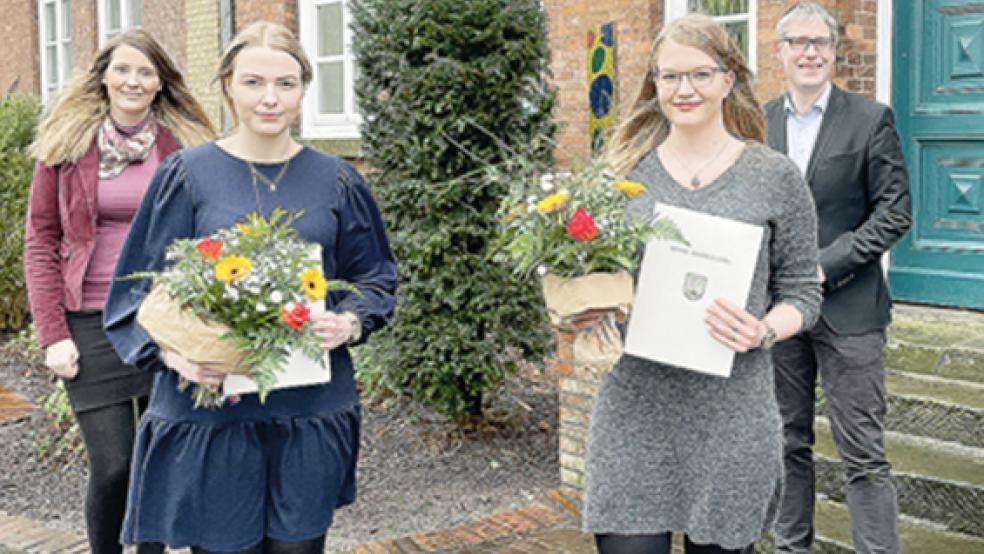 Weeners Bürgermeister Heiko Abbas und Fachbereichsleiterin Xenia Nording (links) freuen sich, dass Meena Akkermann (zweite von links) und Lena Meinders nun auch standesamtliche Trauungen durchführen dürfen.  © Foto: Stadtverwaltung