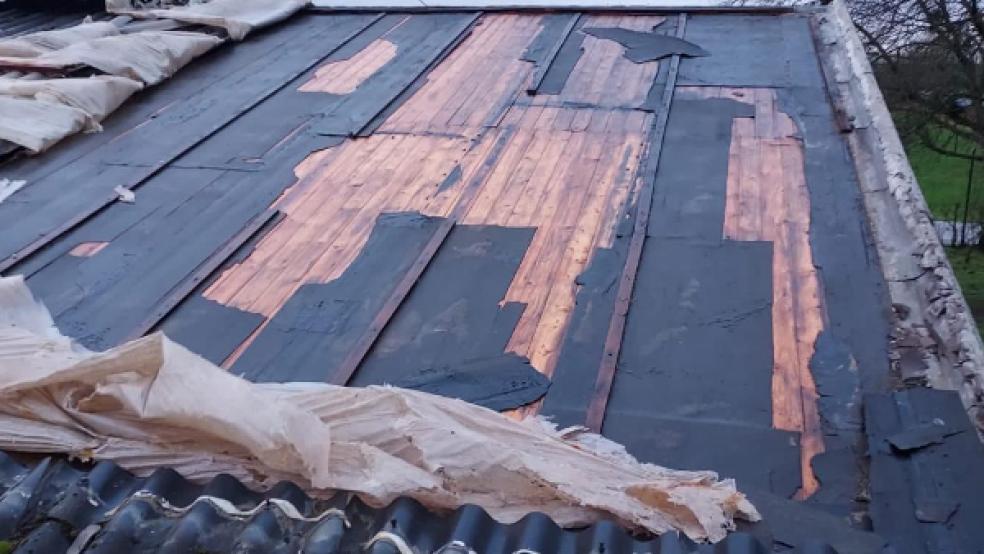 Auch das DGA in Jemgum hat der Sturm schwer beschädigt.  © Foto: Heikens