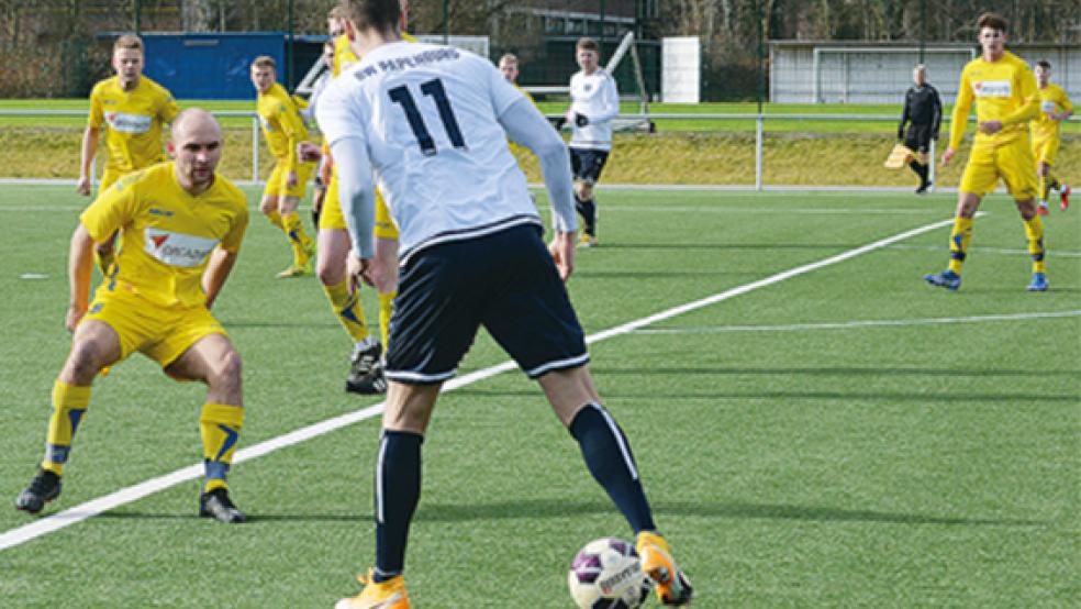 Defensiv bissig und nach vorne mit starken Aktionen samt Tor zeigte sich Thido Beening (vorne links im gelben Trikot) gegen Blau-Weiß Papenburg und Eric Bruns (am Ball). Nicht nur Rechtsverteidiger machte bei Germania Leer ein gutes Spiel.  © Foto: Born