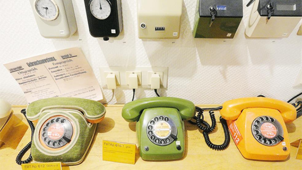 Telefone mit Wählscheibe aus den 60er-Jahren. Auch der früher weit verbreitete »Telefon-Mantel« ist im Museum zu sehen (links).  © Fotos: Alfred Klüß