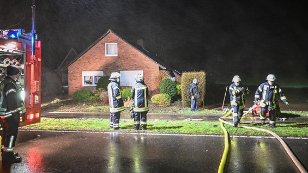 An der Stapelmoorer Straße lief Wasser von einem Feld in ein Wohnhaus. Die Feuerwehr pumpte rund 200.000 Liter ab.  © Foto: Bruins