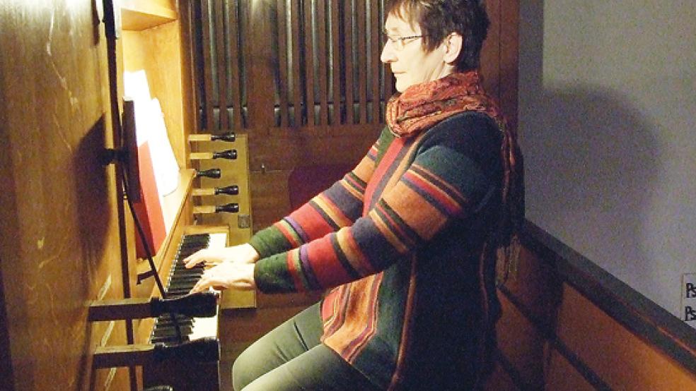 Edeltraut Bode spielt die Orgel bei Gottesdiensten in Leer und in Großwolde.  © Foto: Scherzer