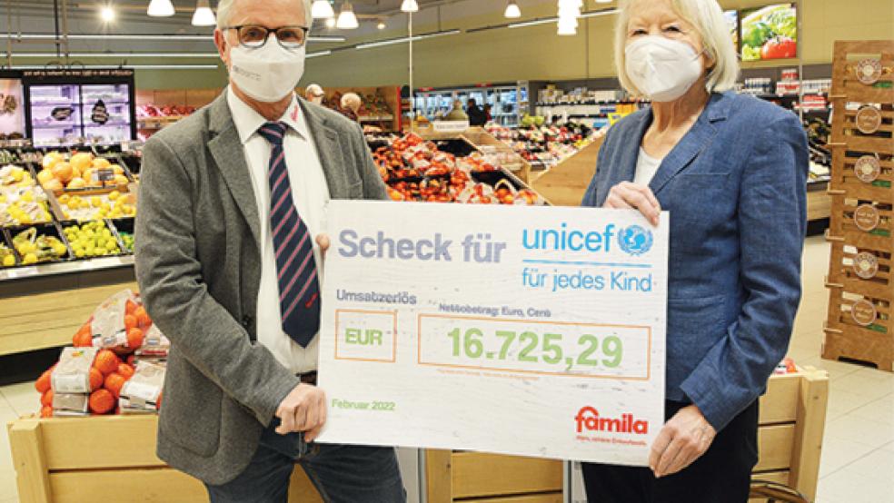 Klaus Sander (Marktmanager des famila Markt in Varel) überreichte den Scheck für UNICEF an Hanna Hullmann, Leiterin der UNICEF-Arbeitsgruppe Oldenburg.  © Foto: Bünting-Gruppe