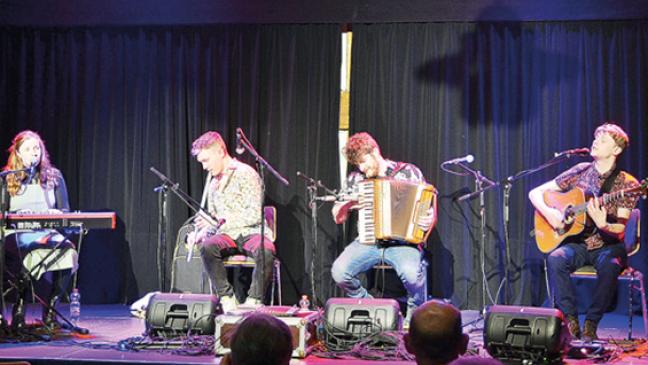 Vier junge Schotten trotzen dem Sturm