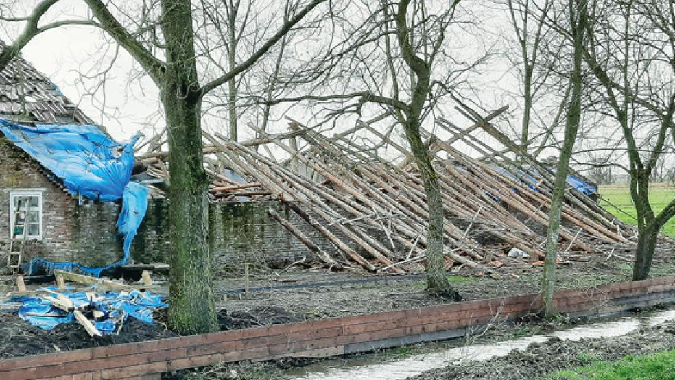 Der Scheunentrakt von Familie Veenstra an der Bundesstraße in Kirchborgum liegt in Trümmern (Bild links).  © Foto: Szyska