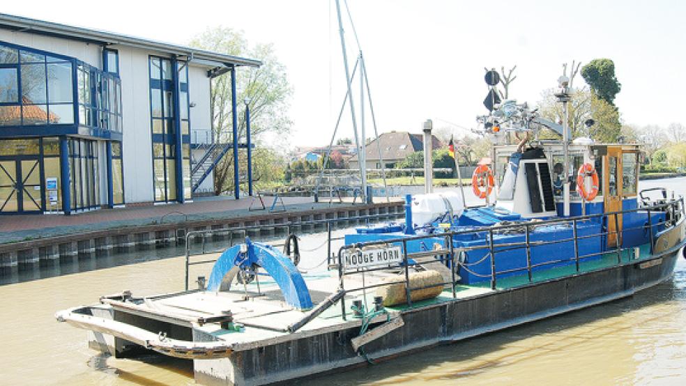 Das Räumboot »Hooge Hörn« war zuletzt Mitte April 2019 im Hafen von Weener im Entschlickungs-Einsatz.  © Foto: Hoegen