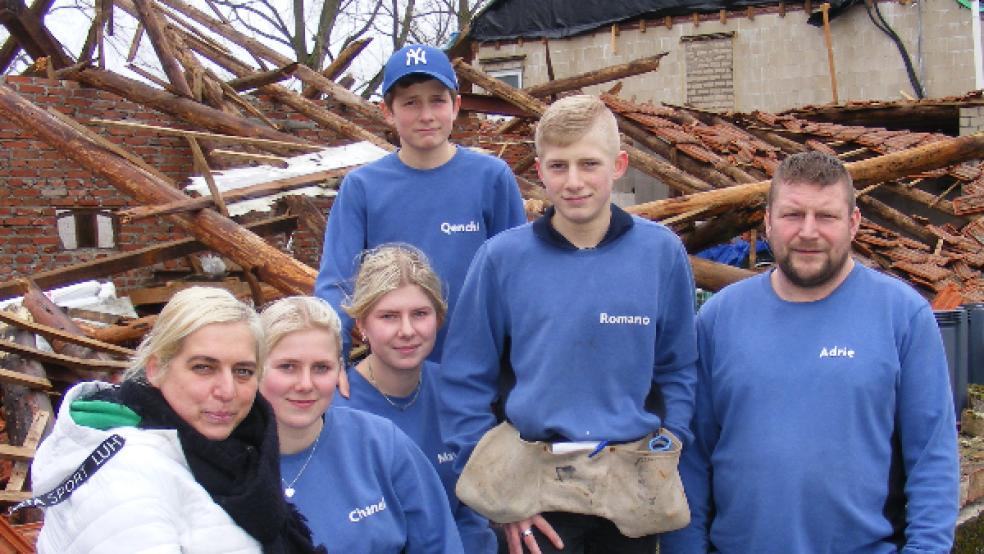 Halten angesichts der in Trümmern liegenden Scheune fest zusammen: Jolanda und Adrie Veenstra mit ihren Kindern (von links) Chanel, May-Li, Qenchi und Romano vor dem völlig zerstörten Scheunentrakt ihres Wohnhauses in Kirchborgum. © Foto: Szyska