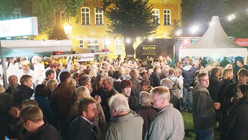 Das Rathaus soll wieder zur Festmeile wieder, die Stadt Weener plant ein Bürgerfest.  © Foto: RZ-Archiv