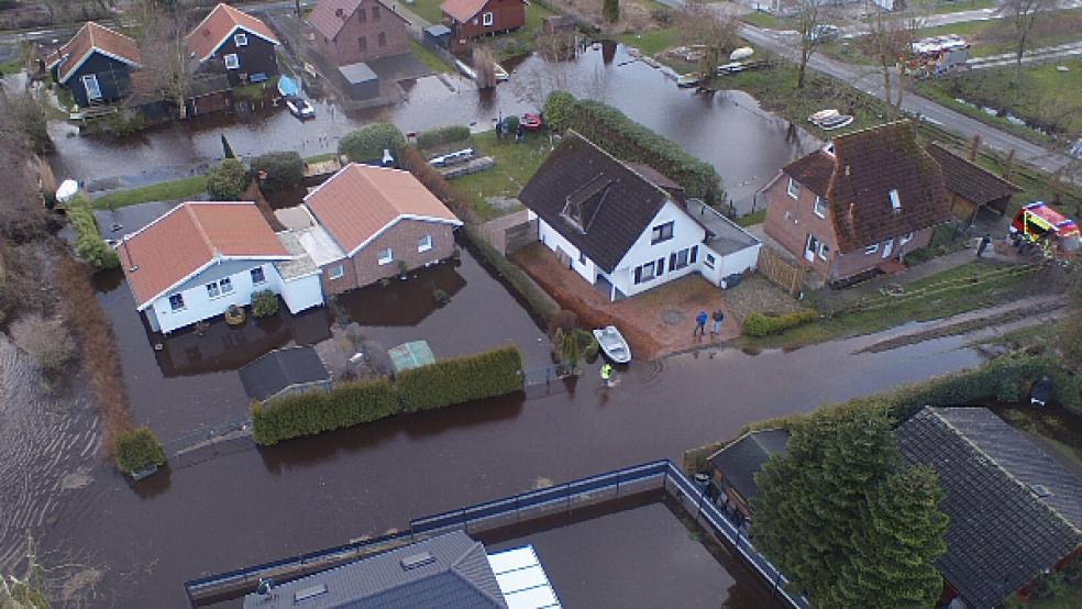 Die Wassermassen drangen in zahlreiche Ferienhäuser ein. © Foto: Drohnengruppe der Feuerwehr Osterhusen