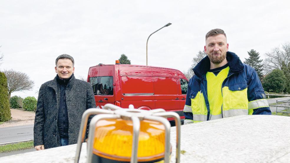 Bürgermeister Uwe Sap (links) schaute sich mit Klärwerksmitarbeiter Jens Brauer ein Pumpwerk in Wymeer an.  © Foto: Boelmann