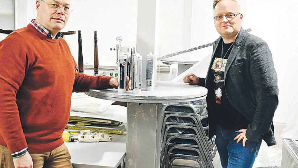 Aktuell sieht es nicht nur im mit neuen LED-Lampen ausgestattetem VIP-Raum des BSV aus, wie auf einer Baustelle. Dr. Jörg Winter und Albert Ammermann sind sich aber einig: Es ist nicht die einzige Baustelle, die schon bald fertig sein soll.  © Foto: Böhling/EZ