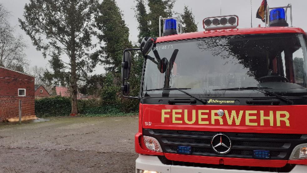 Die Abarbeitung der Sturmschäden (hier am Dienstag am Leege­weg in Bunde) beschäftigt neben den Feuerwehren auch die Versicherungen. © Foto: Berents