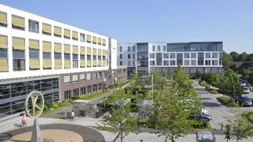 Das Klinikum in Leer darf eine neurologische Klinik mit 30 Betten einrichten. Geschäftsführer Holger Glienke und Landrat Matthias Groote freuen sich über diese Entscheidung. Damit werde die medizinische Versorgung im Landkreis Leer deutlich verbessert. © Foto: Klinikum Leer