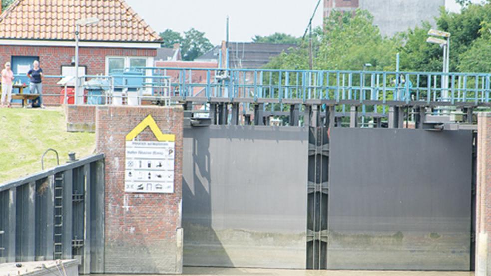 Die Hafenschleuse in Weener ist stark sanierungsbedürftig. Allerdings fehlt der Stadt Weener das Geld für eine vollständige Sanierung. Wie lange das Bauwerk seine Funktionen noch erfüllen kann, sei unklar.  © Foto: Berents
