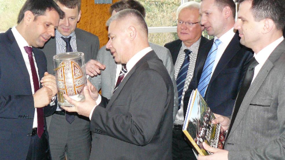 Zu Besuch in Ostfriesland war eine Wirtschaftsdelegation aus der Ukraine im März 2013. Das Foto entstand in Bad Zwischenahn, als dem damals frischgebackenen niedersächsischen Wirtschaftsminister Olaf Lies im Beisein des damaligen IHK-Hauptgeschäftsführers Torsten Slink (von links) sowie Außenwirtschaftsberater Manfred Cybalski aus Ostrhauderfehn (Dritter von rechts) kleine Gastgeschenke überreicht wurden. © Foto: Archiv Cybalski