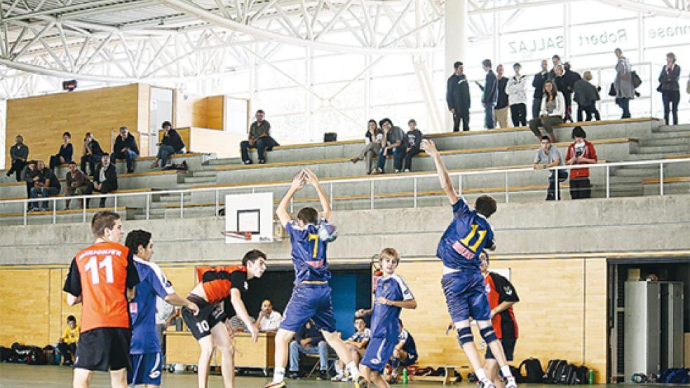 Wie auf diesem Symbolfoto dürften die sitzenden Zuschauer bei Hallensportarten wie Handball die Sportler ohne Maske beobachten. Sobald sie aufstehen - wie die oben stehenden Personen - müssen sie eine FFP2-Maske tragen.  © Symbolfoto: Pixabay