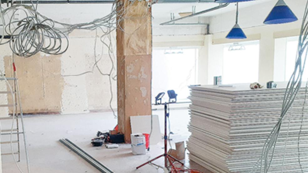 Rigipsplatten stapeln sich, Stromkabel hängen von der Decke: Die Renovierung ist in vollem Gange.  © Foto: Berents