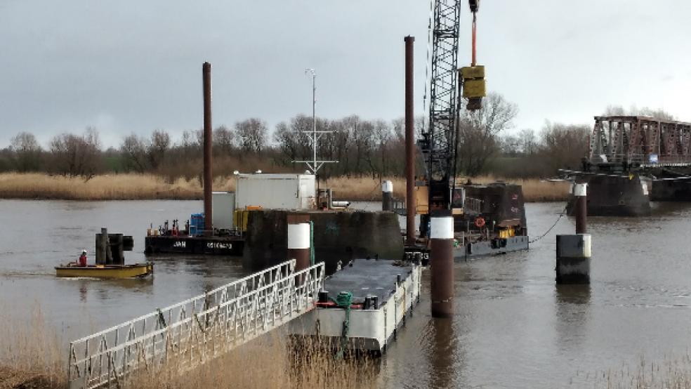 Der Rückbau des Pfeilers neben der Fahrrinne in der Ems steht bevor. © Foto: Szyska