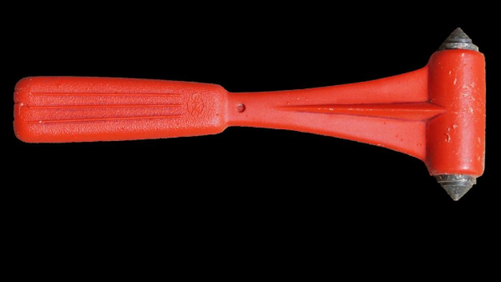 Mit einem Notfallhammer schlug ein Polizeibeamter eine kleine Seitenscheibe des Autos ein, um das Kleinkind zu befreien. © Foto: Pixabay (Symbolfoto)