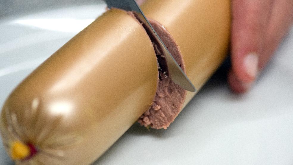 Nach derzeitigem Ermittlungsstand der Polizei hat der unbekannte Täter Leberwurst mit einem Gift ausgelegt. © Foto: Gambarini/dpa (Symbolfoto)