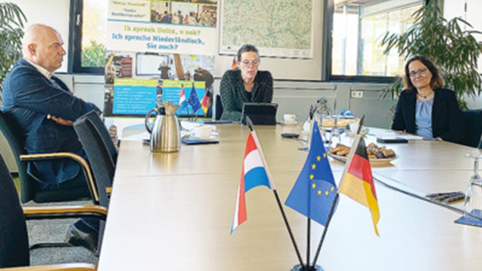 Geschäftsführer Karel Groen, Bürgermeisterin Cora-Yfke Sikkema (stellvertretende Vorsitzende) und Ilona Heijen (Interreg-Geschäftsführerin) informierten über die EDR »in Präsenz«.  © Foto: Kuper