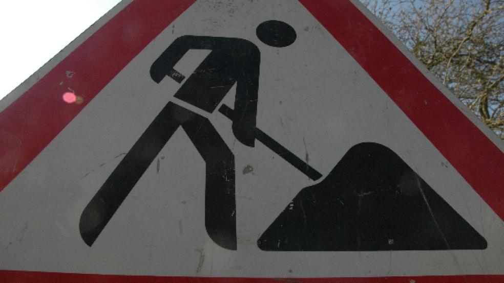 Am frühen Mittwochabend wird der Verkehr auf der Autobahn 31 zwischen den Anschlussstellen Leer-West und dem Autobahndreieck Leer in Fahrtrichtung Emden/Oldenburg auf die gegenüberliegende Richtungsfahrbahn umgelenkt. Grund sind beginnende Sanierungsarbeiten. © Foto: Szyska