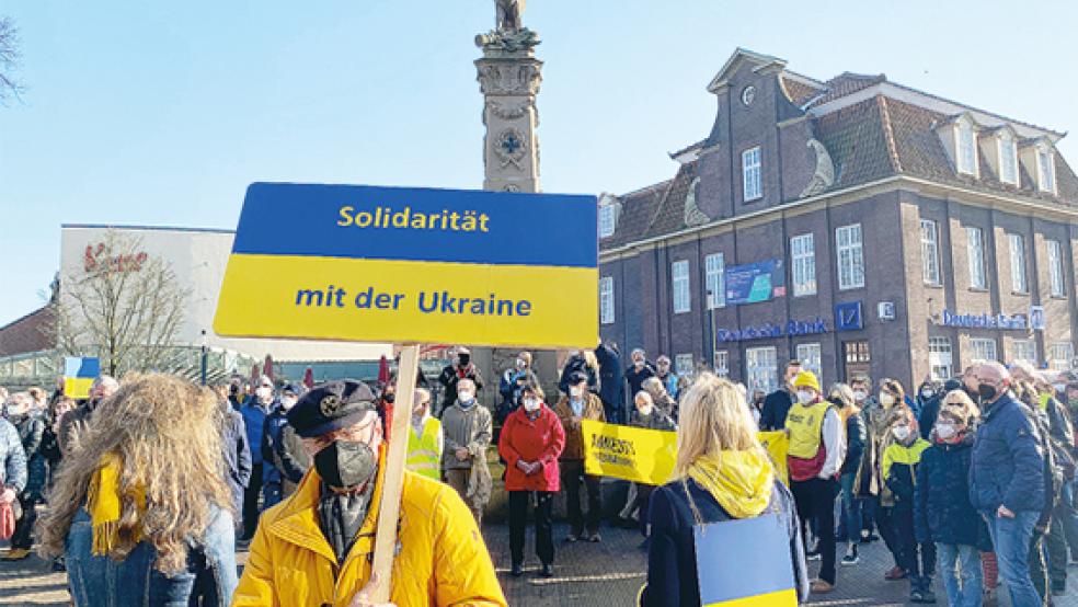 Auf dem Denkmalsplatz in Leer gedachten die Teilnehmer der Mahnwache aller Opfer des Krieges in der Ukraine.  © Foto: Hanken