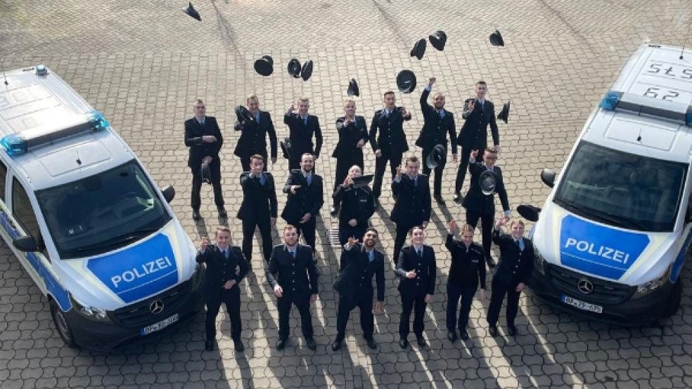 Vier Polizeimeisterinnen und 14 Polizeimeister wurden jetzt nach erfolgreicher Laufbahnausbildung für den mittleren Polizeivollzugsdienst direkt in die Inspektion versetzt.  © Foto: Bundespolizei