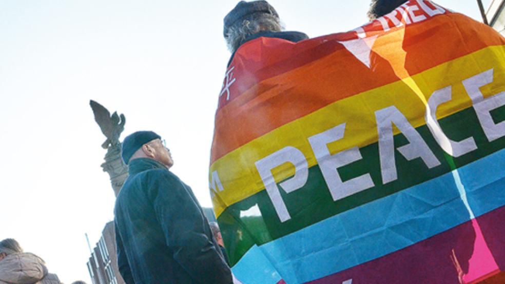 Mit Spruchbannern und Plakaten verliehen viele Teilnehmer ihrer Forderung nach Frieden in der Ukraine Nachdruck. Oben: Die Organisatorinnen Mechthild Tammena und Beate Stammwitz (von links).  © Fotos: Hanken (2), Ammermann (2)