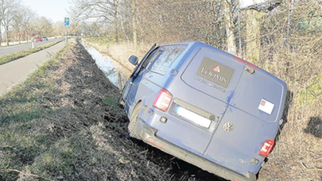 Geldtransporter landet im Straßengraben
