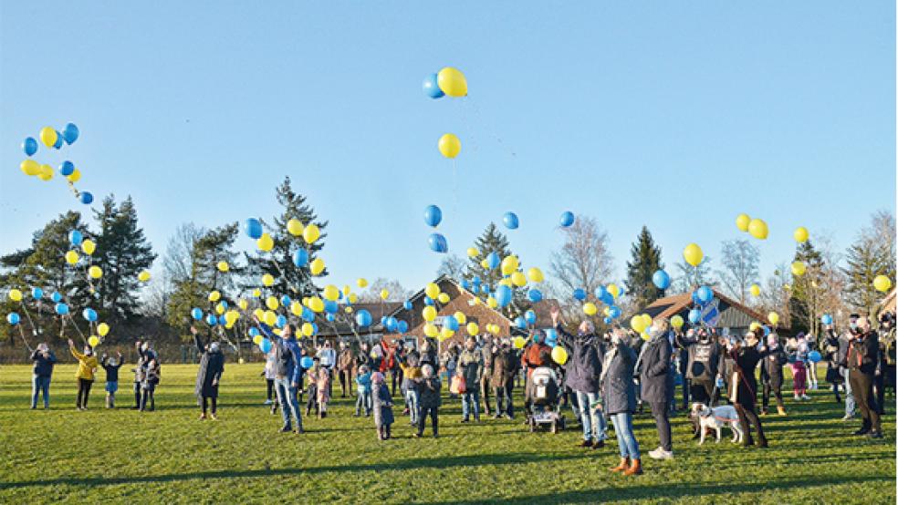 200 biologisch abbaubare Luftballons wurden auf dem Sportplatz der Borussia in Leer steigen gelassen.  © Foto: Ammermann