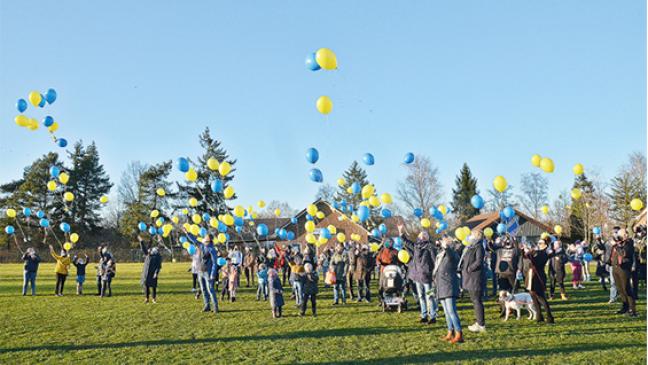 200 Ballons steigen für den Weltfrieden auf