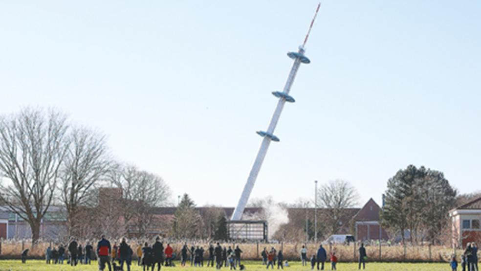 Nach ein paar Sekunden war alles vorbei: Der Funkturm auf dem Auricher Kasernengelände wurde wie geplant um Punkt 15 Uhr am Donnerstagnachmittag gesprengt. Viele Schaulustige hatten sich versammelt.  © Foto: Otto