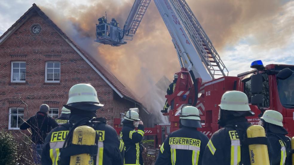 Das Feuer ist mittlerweile von der Garage auf den Dachstuhl des angrenzenden Wohnhauses übergesprungen. © Foto: Bruins