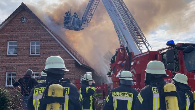 Wohnhaus in Holthusen steht in Flammen