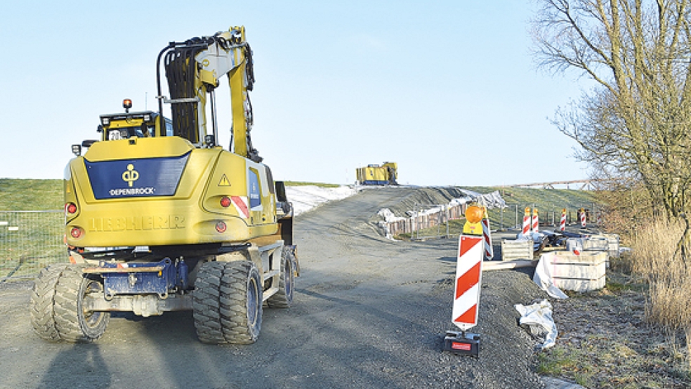 Aktuell wird in Hilkenborg in der Nähe der Friesenbrücke eine Zuwegung über den Deich gebaut.  © Foto: Carsten Ammermann