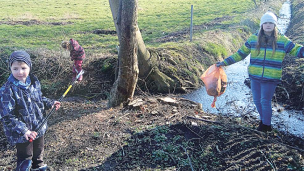 In Weener hatten Stephanie Haas-Raab und Frank Orloog zu einer Müllsammelaktion aufgerufen. 20 große und kleine Helfer füllten insgesamt 22 große Säcke mit Müll. ans Aufräumen.  © Foto: privat
