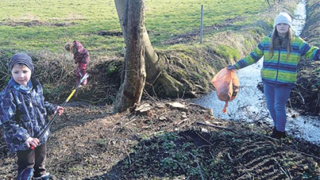 Kleine Helfer räumen ordentlich auf