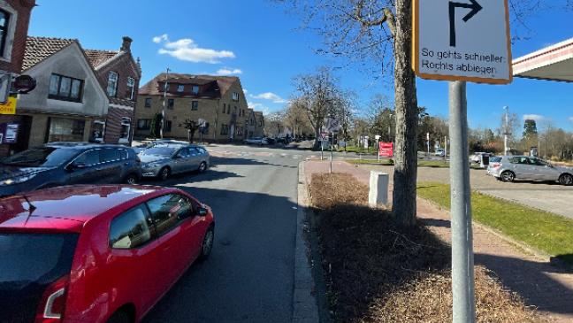 Neues Schild wirbt für Rechtsabbiegen